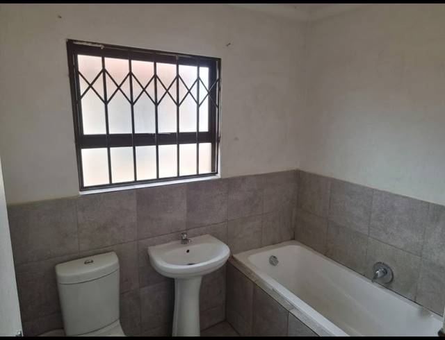 2 BEDROOM HOUSE FOR SALE IN STRETFORD